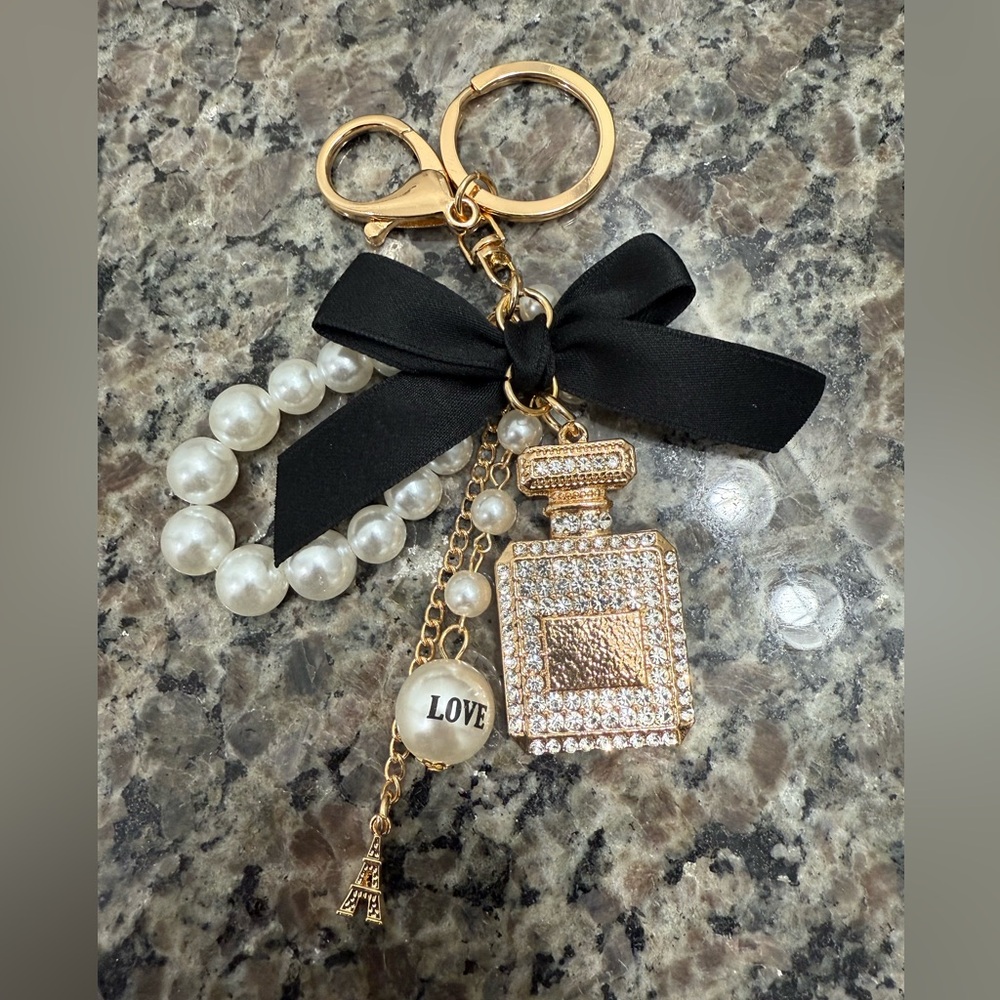 Elegant Gold and Black Keychain with Pearls